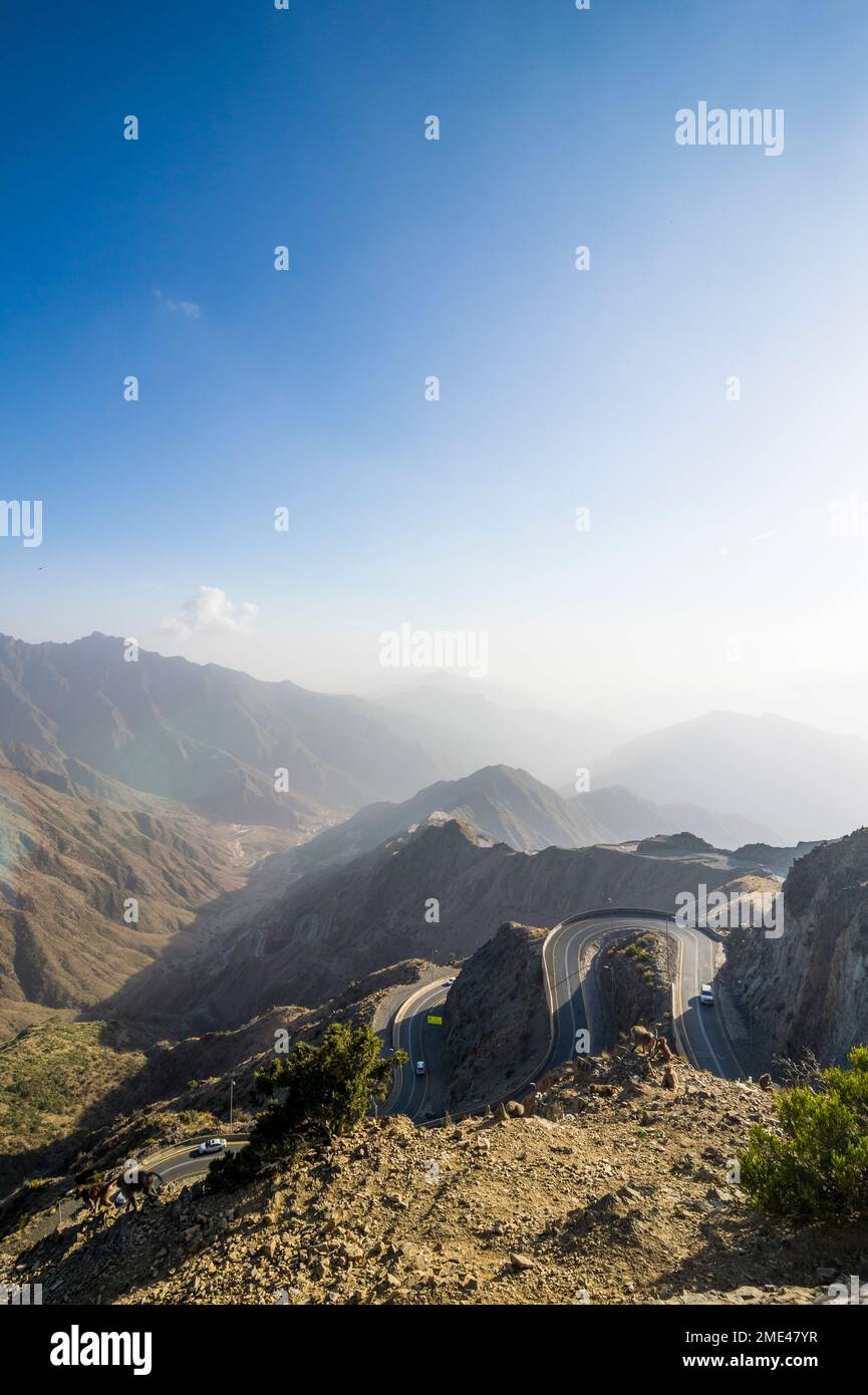 Saudi-Arabien, Asir, Abha, Himmel über gewundenen Bergpass im Al Souda-Gebirge Stockfoto