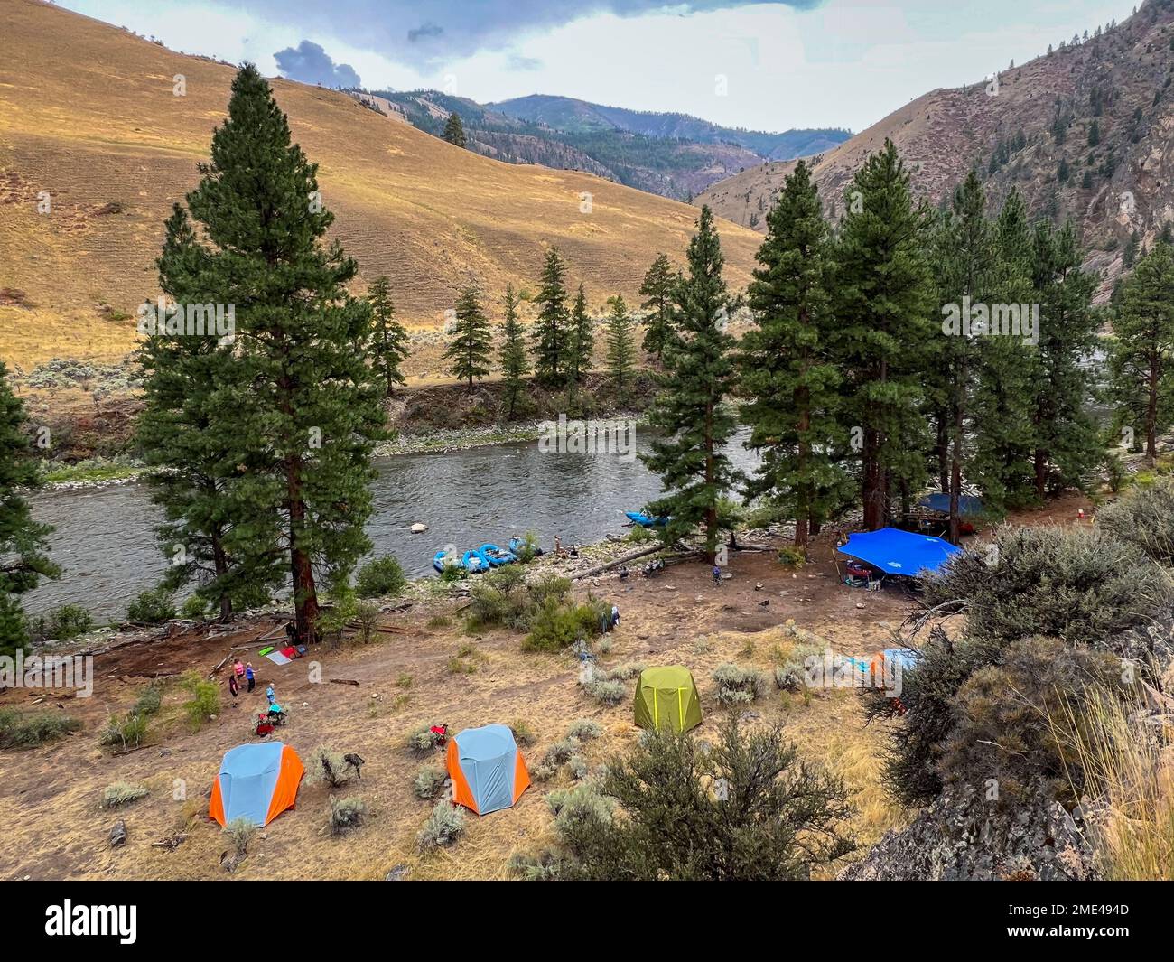 Campingplatz auf der mittleren Gabel Salmon River in Idaho mit weitem Abenteuer. Stockfoto