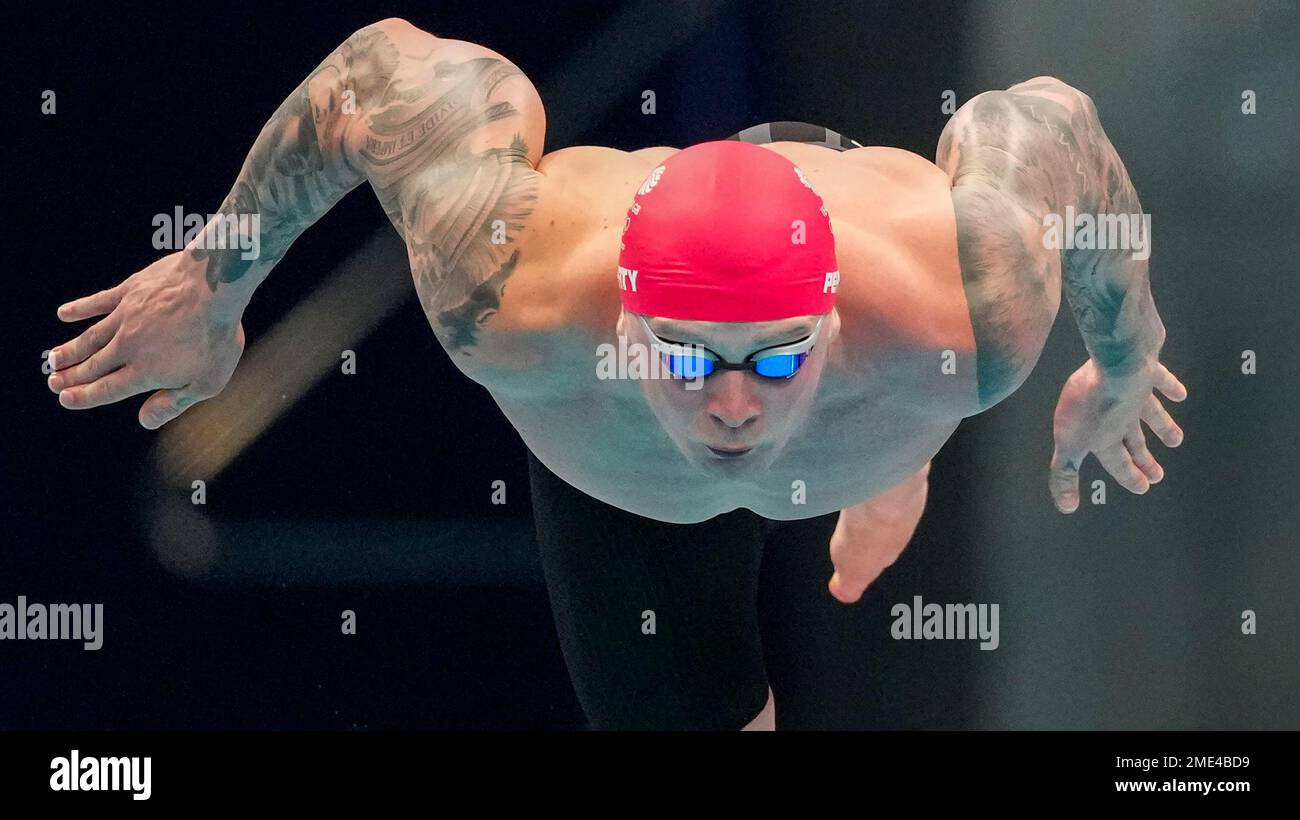 Adam Peaty, of Great Britain, starts in the final of the men's 100-meter breaststroke at the 2020 Summer Olympics, Monday, July 26, 2021, in Tokyo, Japan. (AP Photo/Matthias Schrader) Stockfoto