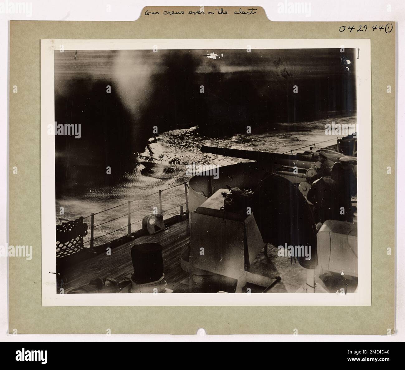 Die Kanonenbesatzungen der Küstenwache sind an Bord eines Kampfschneiders stationiert und bereit, sich gegen mögliche Bedrohungen zu verteidigen. Diese Besatzungen sind trainiert, um mit der unmittelbaren feindlichen Einmischung in verschiedene maritime Verteidigungsszenarien umzugehen. Stockfoto