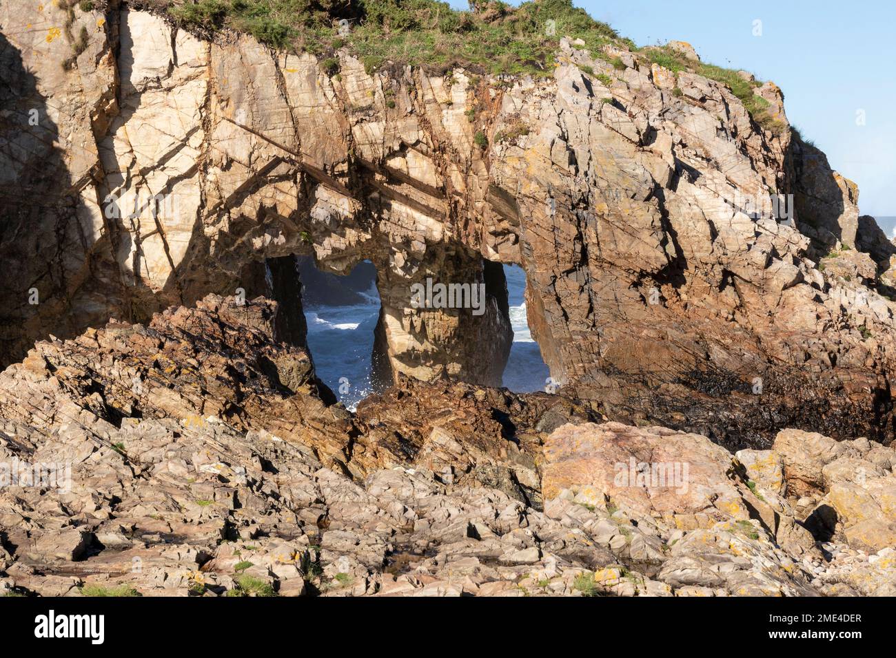 Brechen zwischen den Felsen an der asturischen Küste im Norden spaniens im kantabrischen Meer Stockfoto