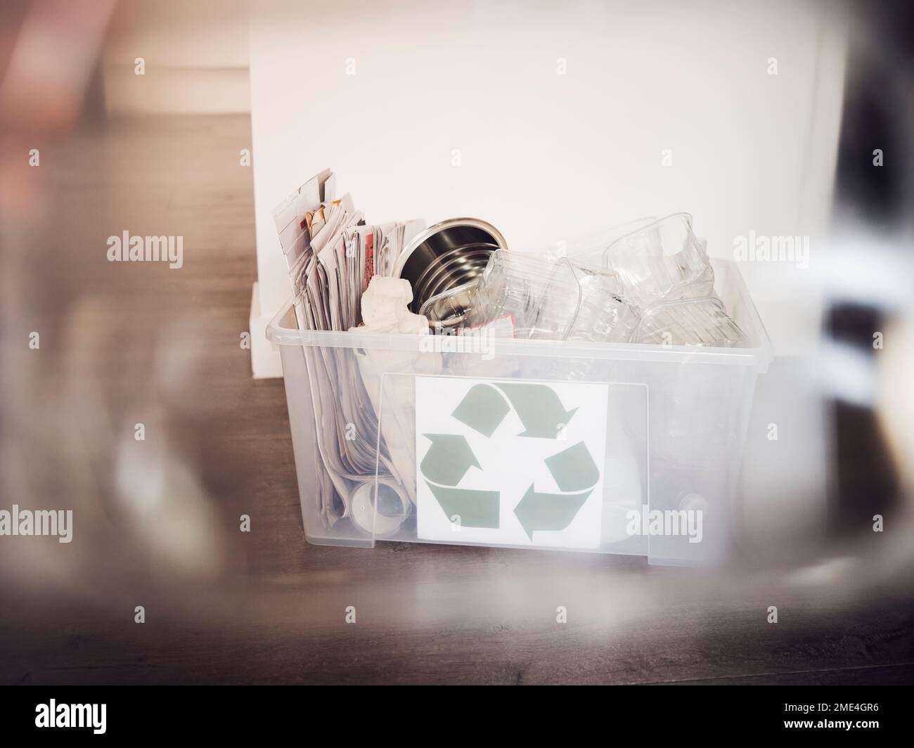 Recyclingbox gefüllt mit Altpapier und Kunststoff Stockfoto
