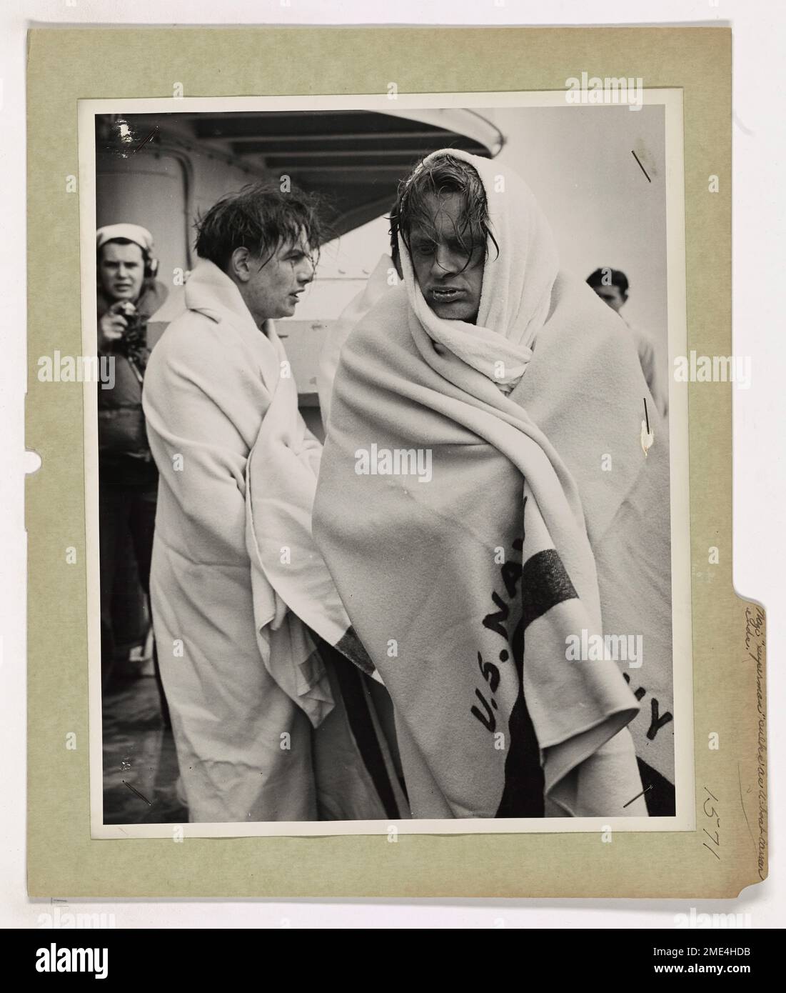 Nach dem Ende ihrer U-Boot-Karriere wurden deutsche Seeleute an Bord eines Cutters der US-Küstenwache gefangen genommen. Dieses Bild verdeutlicht die Rolle der Küstenwache bei der Eroberung feindlicher Seeleute während des Zweiten Weltkriegs. Stockfoto