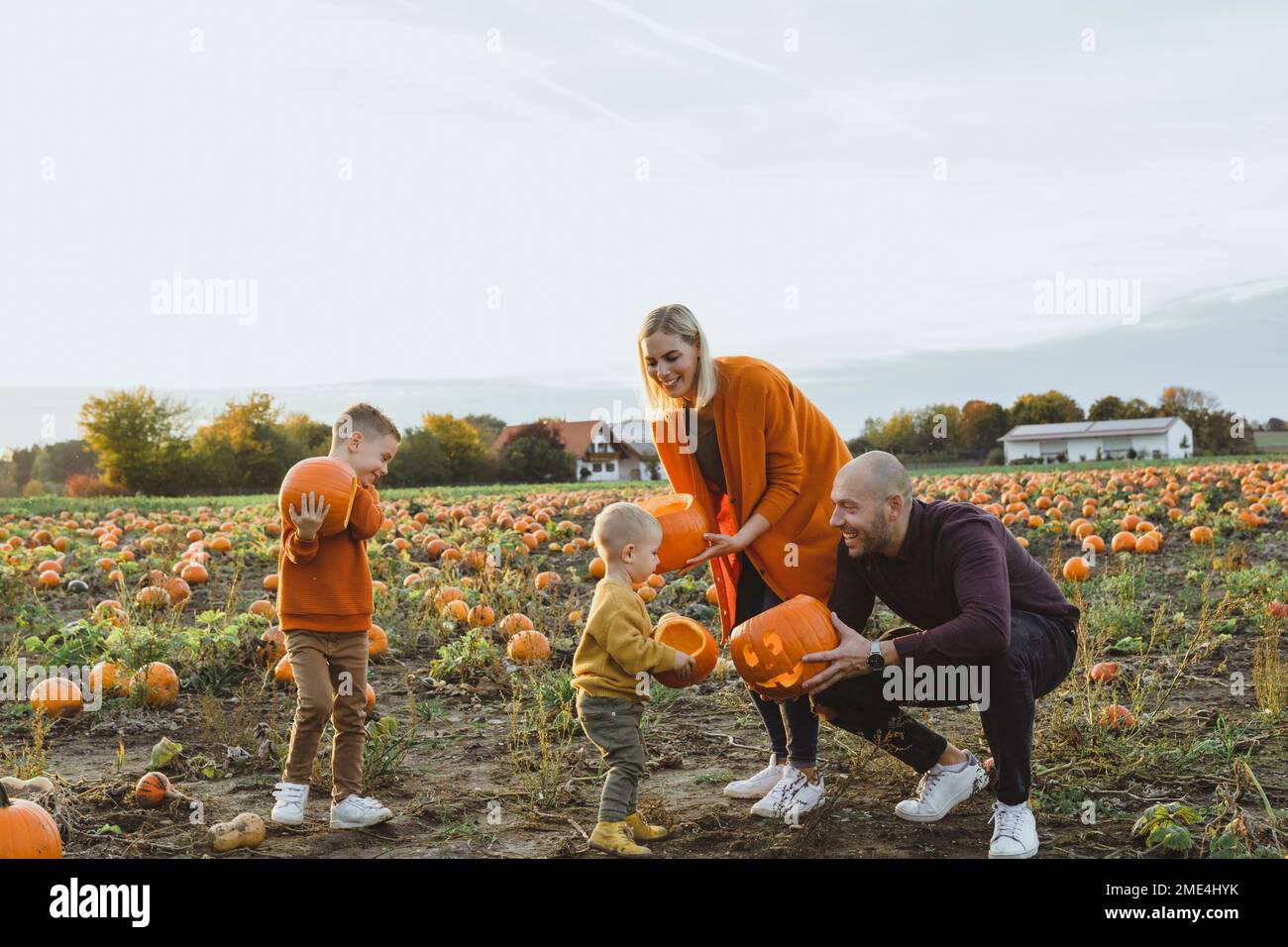 Glückliche Familie hält Laternen im Feld Stockfoto