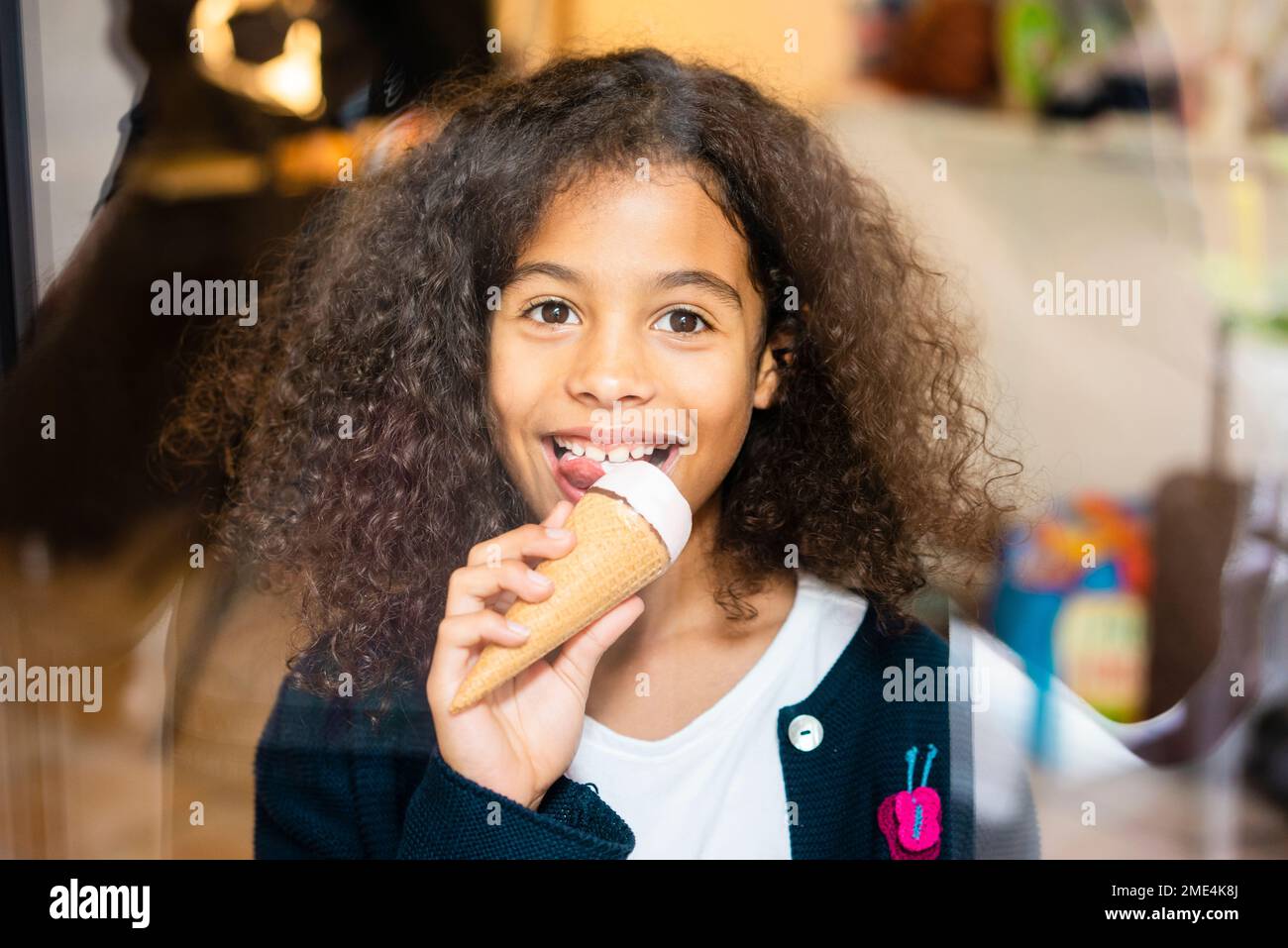 m-dchen-isst-eis-fotos-und-bildmaterial-in-hoher-aufl-sung-alamy