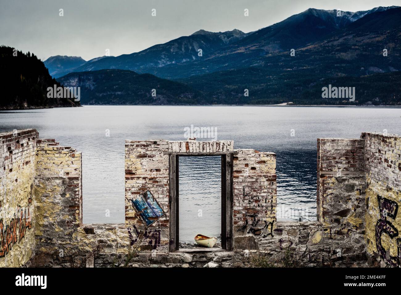 Verlassen; jenseits der Notwendigkeit einer Reparatur verfiel das alte Gebäude in der Nähe des Upper Kootney Lake in Kaslo, British Columbia, mit Graffiti Stockfoto