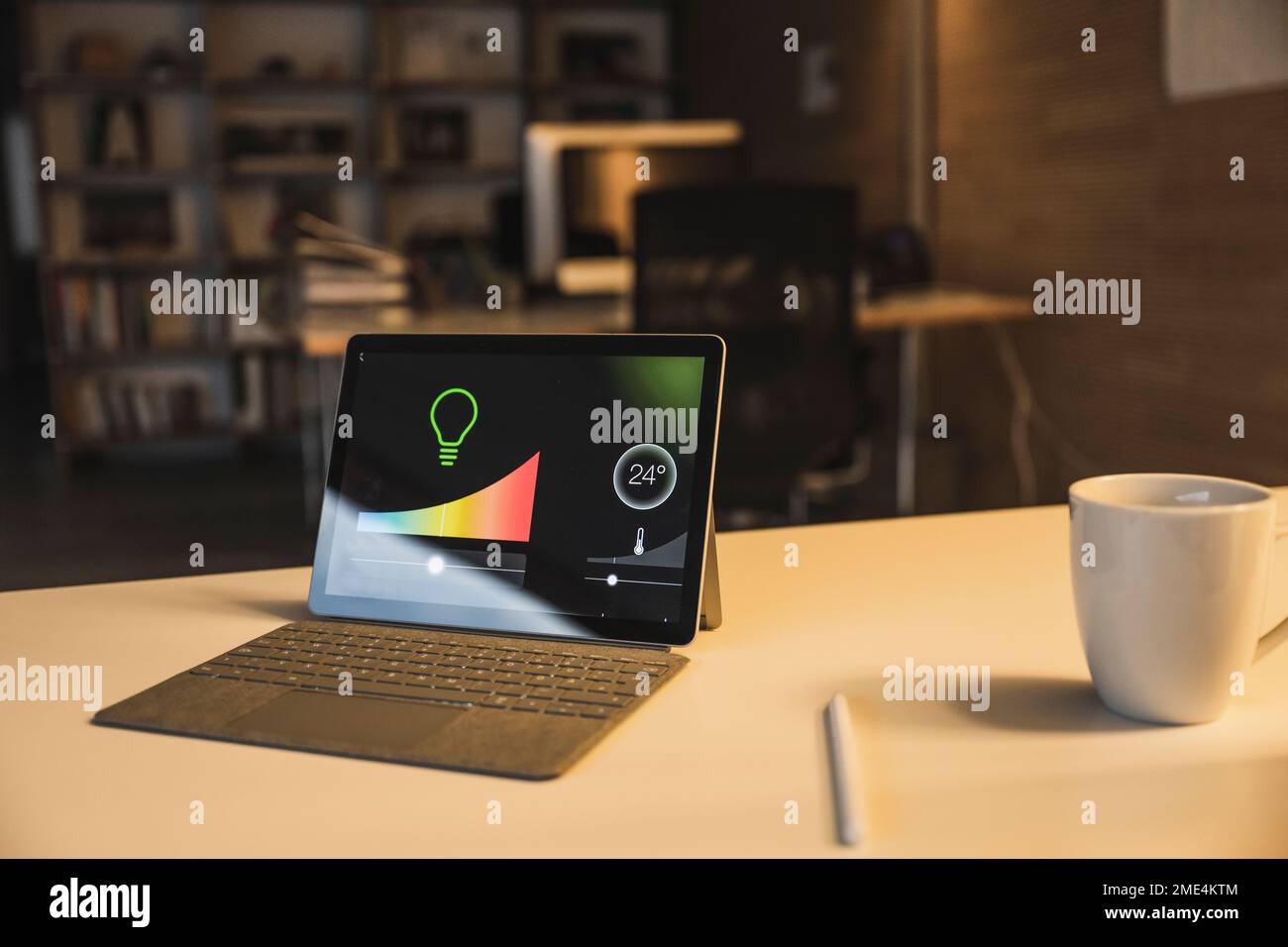Tablet-PC mit Smart-Home-Dashboard auf dem Bildschirm Stockfoto