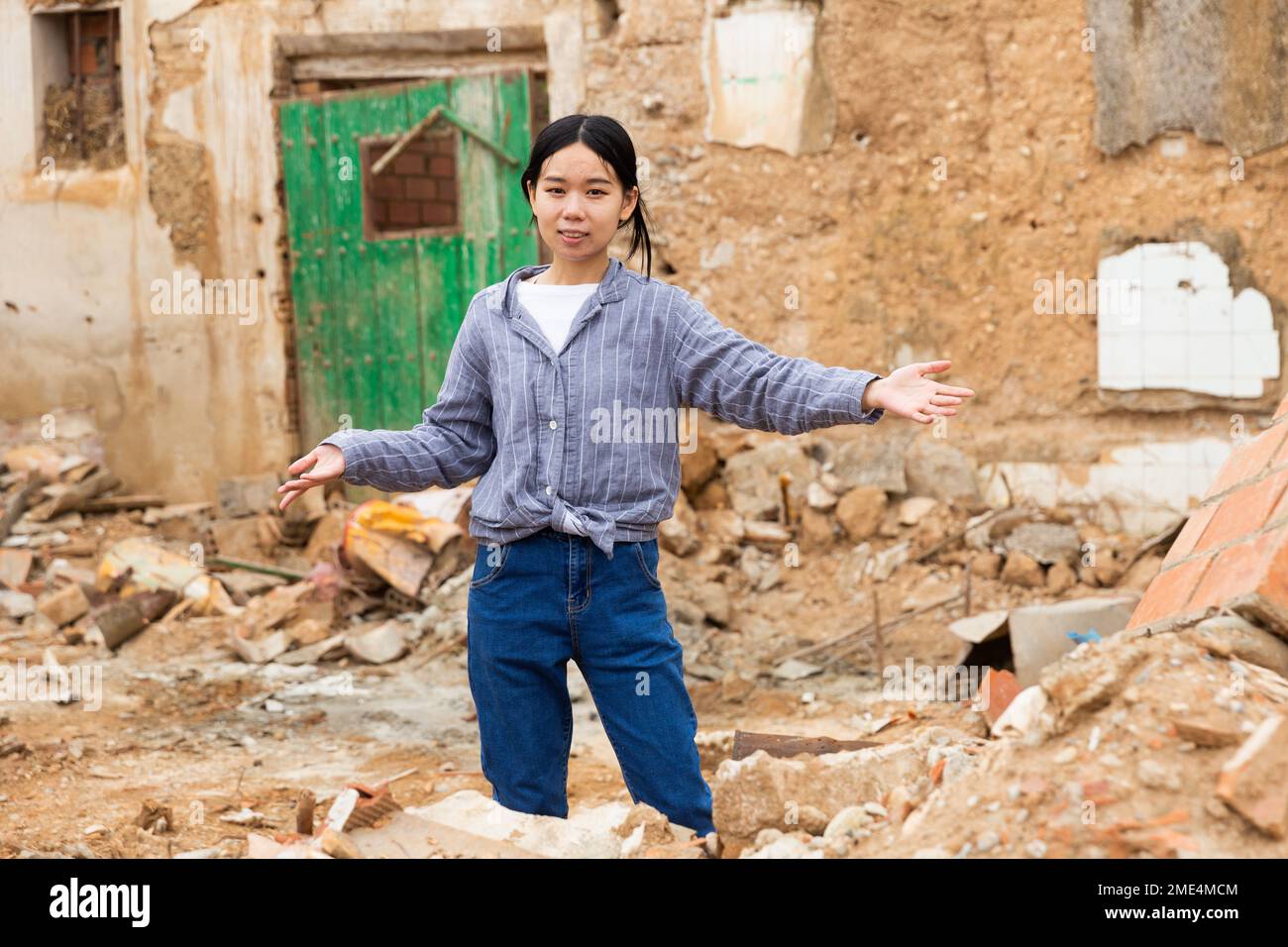Das Mädchen steht in Trümmern Stockfoto