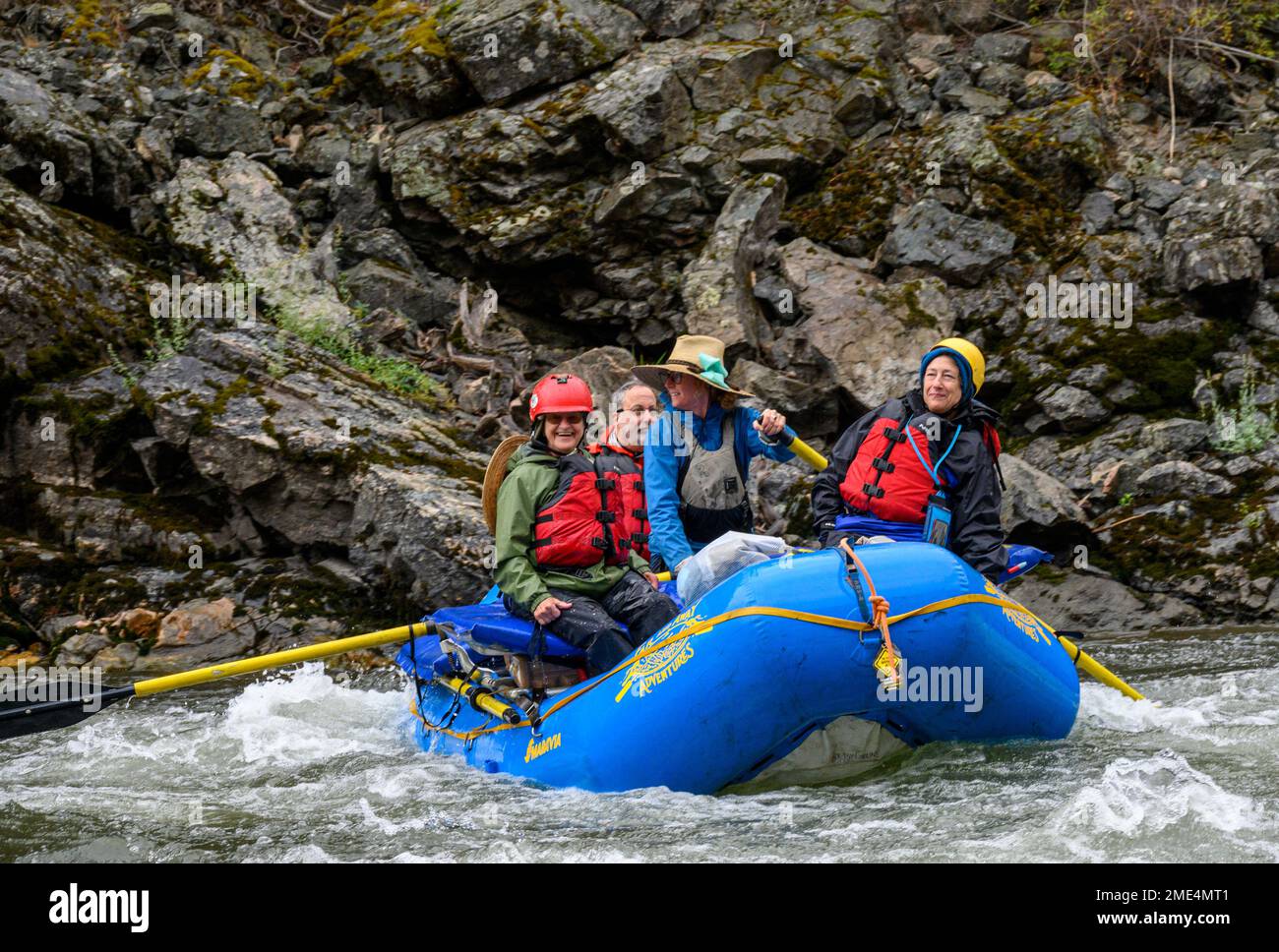 „Far and Away Adventures“-Reiseführer Izzy und Kunden, die Rafting auf dem Middle Fork Salmon River in Idaho Unternehmen. Stockfoto