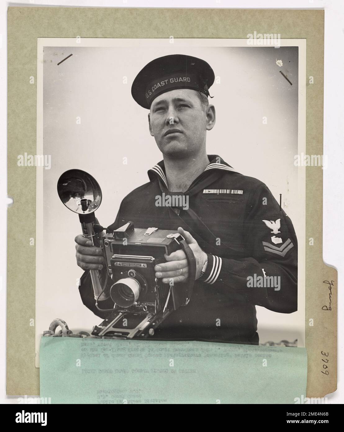 Lokale Küstenwache, Kampffotografie auf Cutter. Typisch für die Kampffotografen der Küstenwache, die Kampfszenen an den weit entfernten Fronten „rausholen“, ist der Küstenwachmann John E. Young, Fotograf's Mate, First Class, von 690 Grove Street, Newton Lower Falls, Mass., der an Bord eines Küstenwache-Kampfschneiders dient. Young war Teil der inzwischen berühmten Küstenwache Kommandopartei, die zwei Nazi-Radiowetterstationen zerstörte, einen deutschen bewaffneten Trawler schnappte, einen anderen zwang und kürzlich 60 deutsche Kriegsgefangene in einer Reihe von Aktionen inmitten von grönländischen Eisschollen entführte. Seine Mutter lebt bei RFD 1, Semi Stockfoto