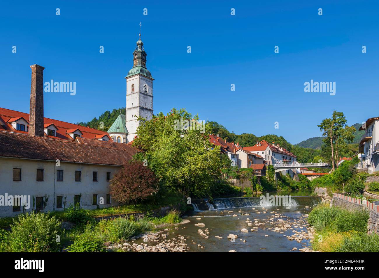 Slowenien, Oberkarniola, Skofja Loka, Fluss Selska Sora, der im Sommer durch eine idyllische Stadt fließt Stockfoto