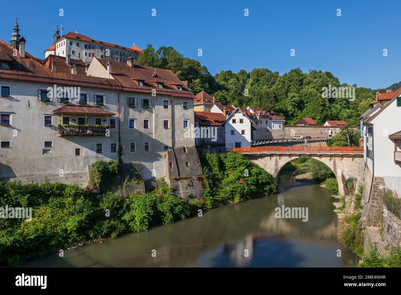 Slowenien, Oberkarniola, Skofja Loka, Kapuzinerbrücke über den Fluss Selska Sora im Sommer Stockfoto