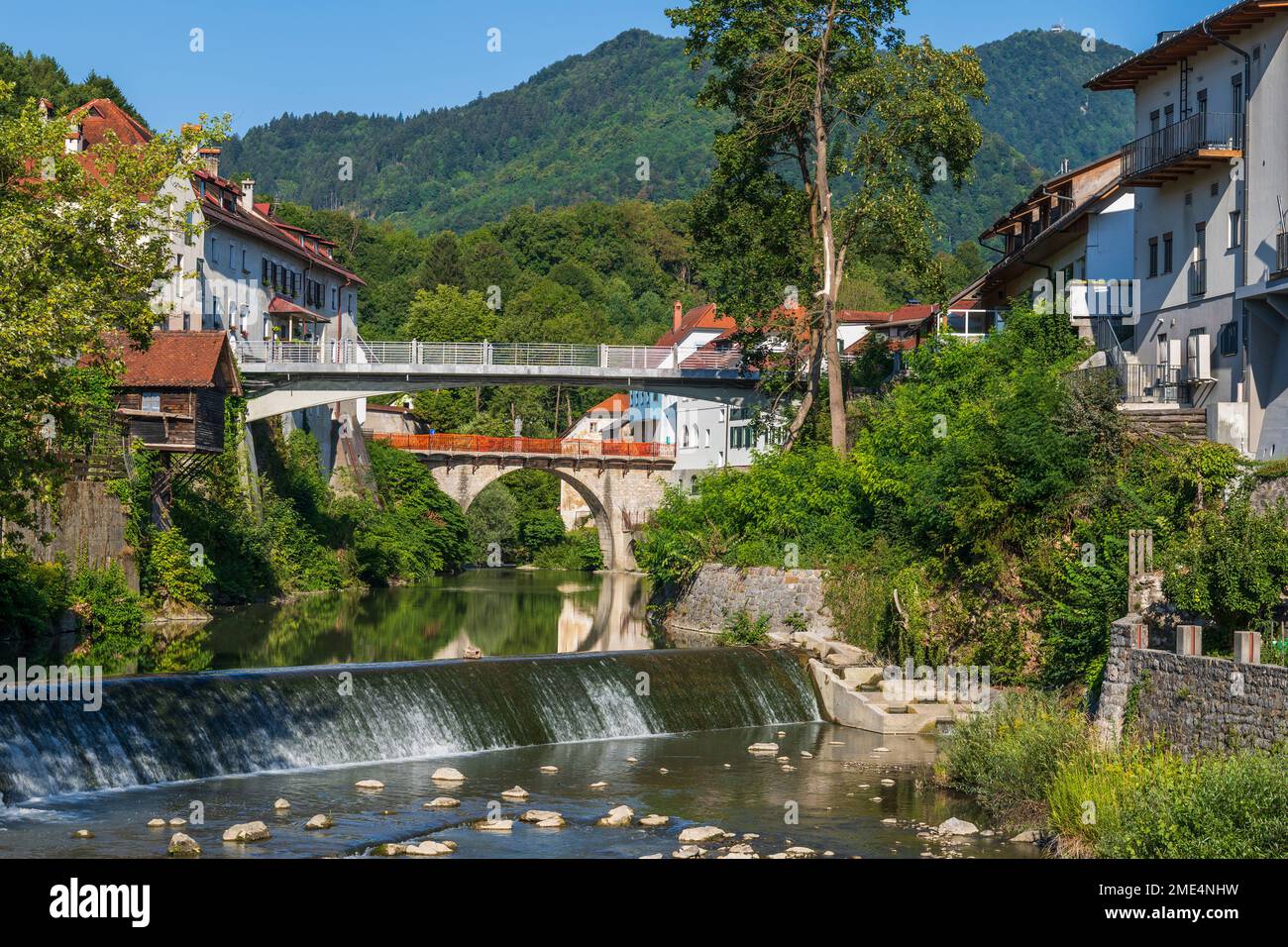 Slowenien, Oberkarniola, Skofja Loka, Brücken über den Fluss Selska Sora im Sommer Stockfoto