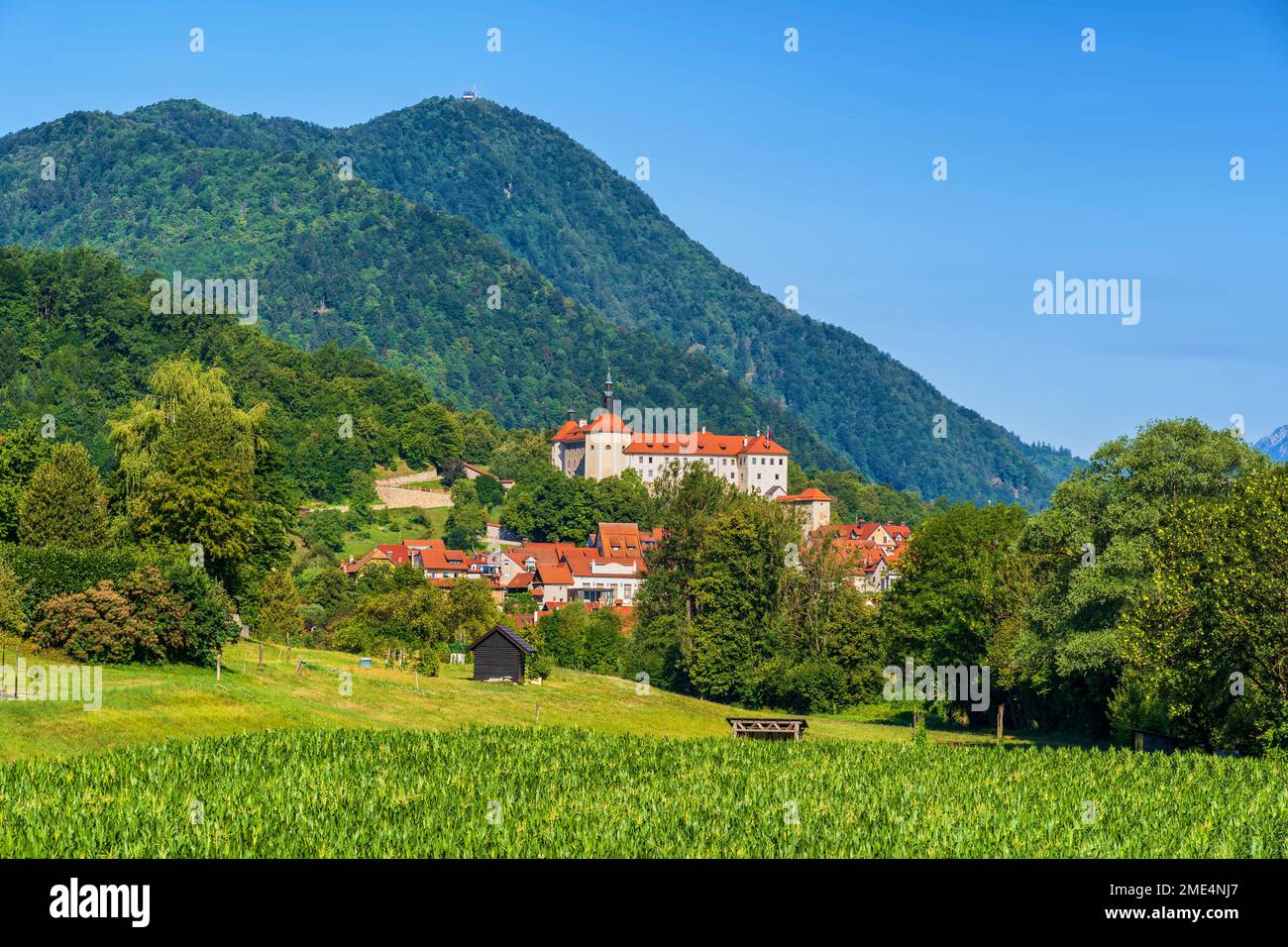 Slowenien, Oberkarniola, Skofja Loka, Blick auf die idyllische idyllische Stadt im Sommer Stockfoto