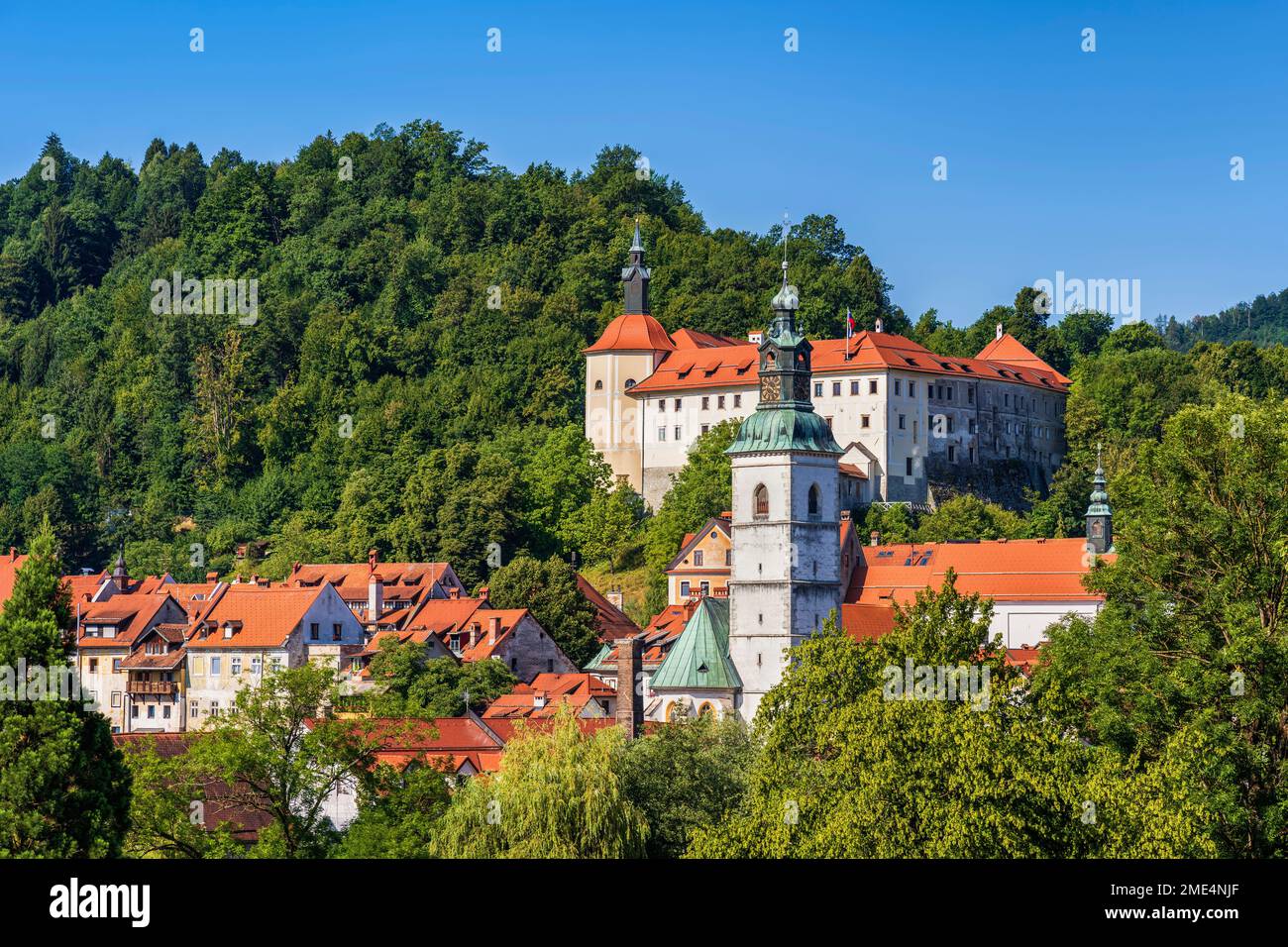 Slowenien, Oberkarniola, Skofja Loka, historische Stadt mit Burg im Hintergrund Stockfoto