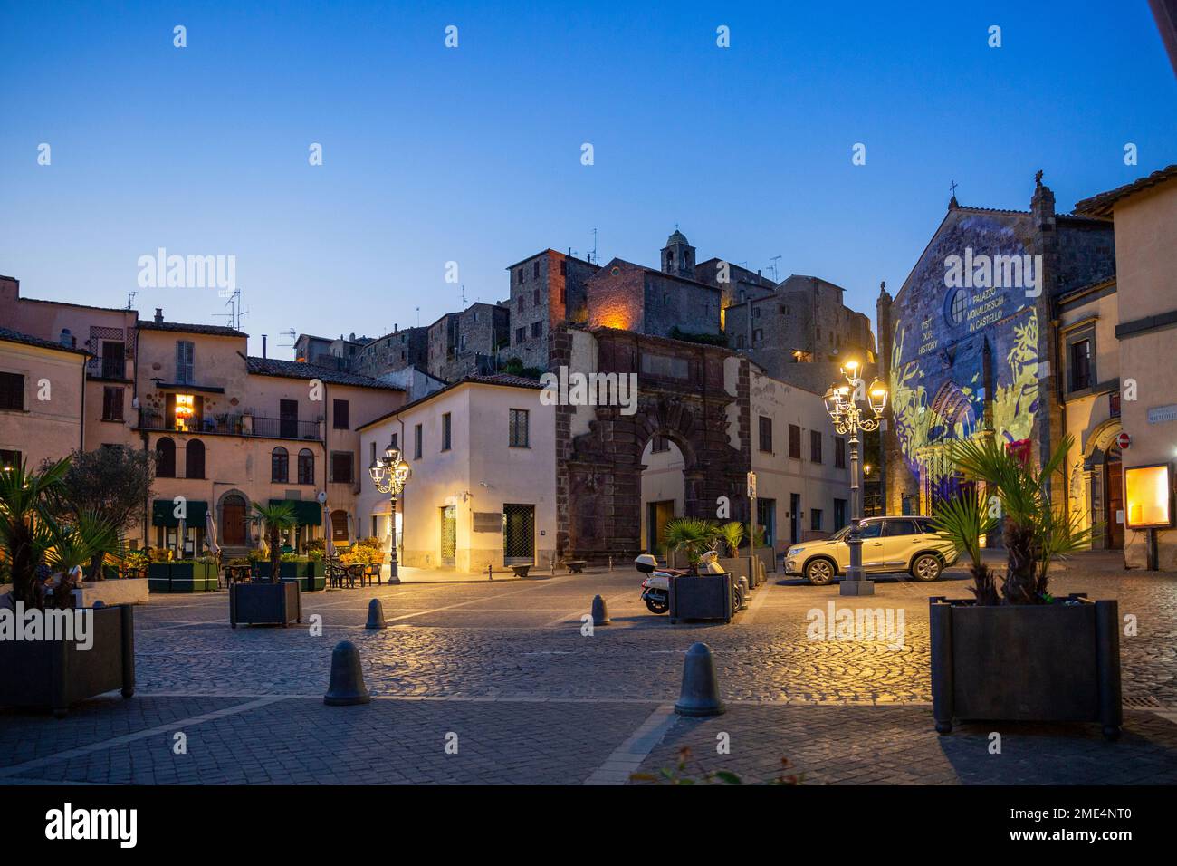 Italien, Latium, Bolsena, Piazza Matteotti in der Abenddämmerung Stockfoto