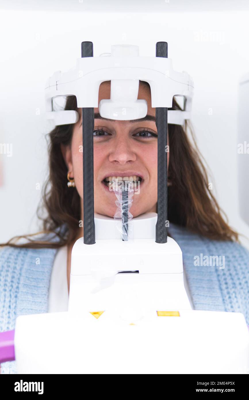 Frau, die Zahnröntgenaufnahmen von Zähnen durch Geräte in der Klinik macht Stockfoto