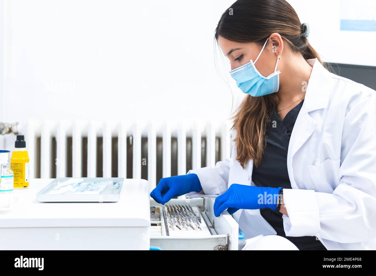 Zahnarzt untersucht zahnärztliche Hilfsmittel in der Schublade der Klinik Stockfoto