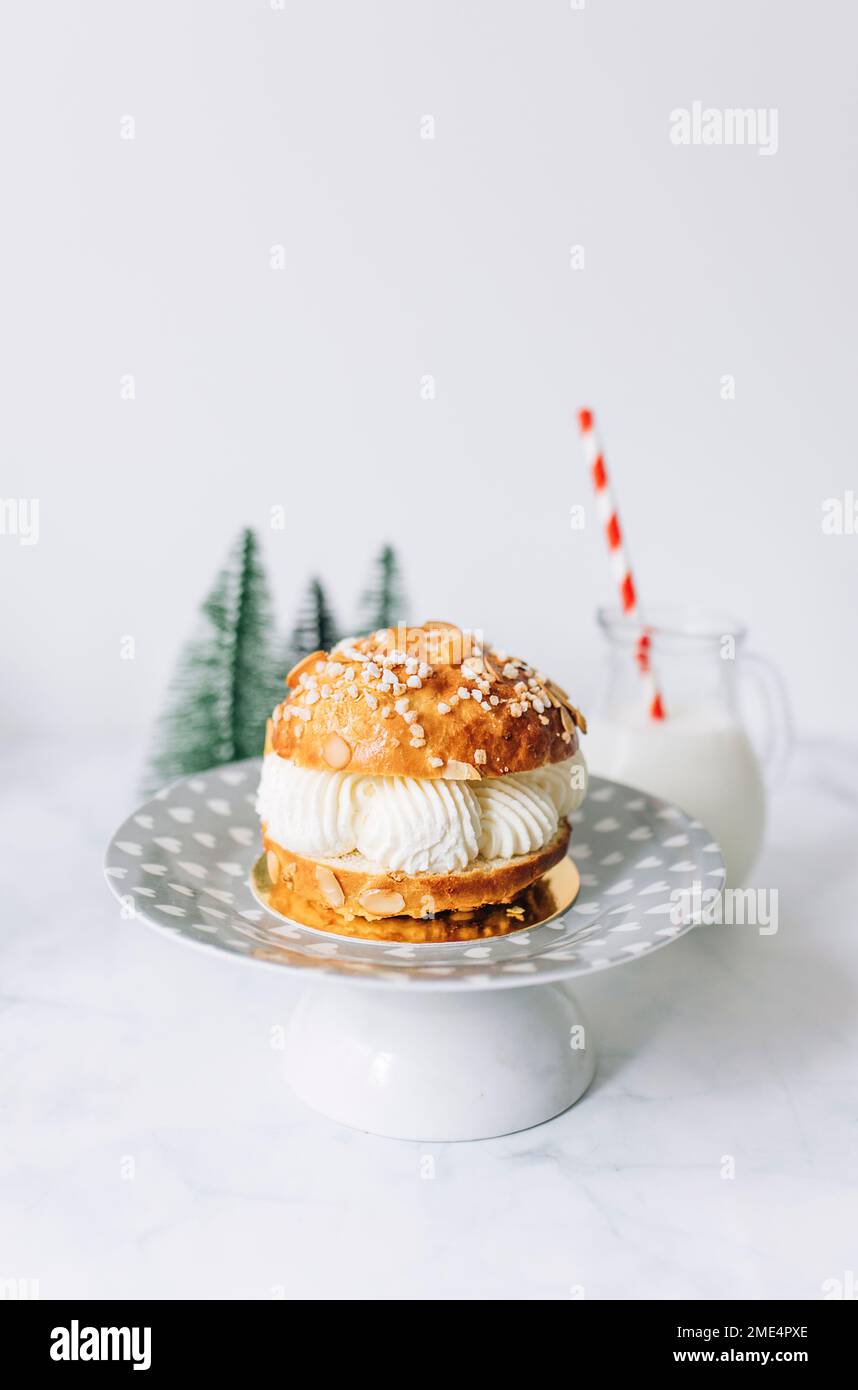 Epiphany King Kuchen auf Servierteller am Tisch vor der weißen Wand Stockfoto