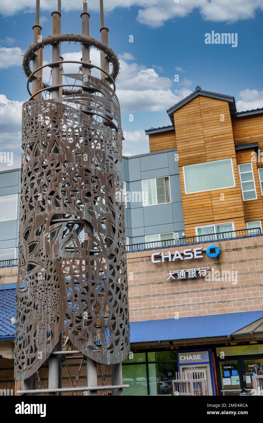 Skulptur und Bank im japanischen Dorf Uwajimaya mit asiatischem Markt und Apartments im International District von Seattle, Washington. Stockfoto