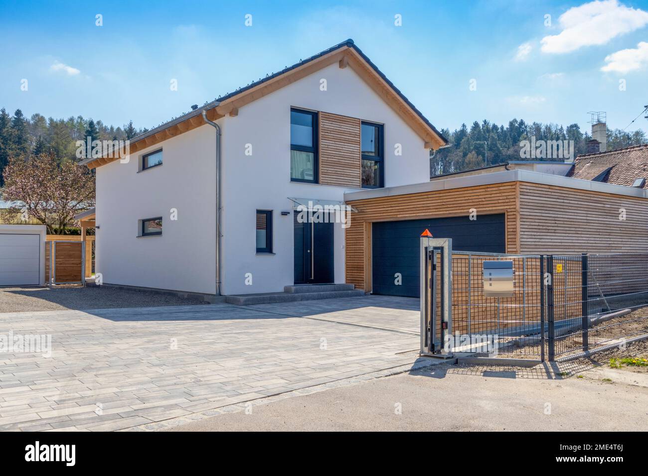 Außenansicht des modernen Hauses und Garage an sonnigen Tagen Stockfoto