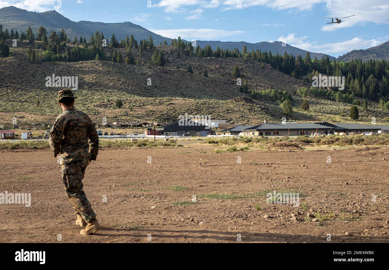 CPL. Cole Millard, ein Raven-B RQ-11 Operator and Intelligence Specialist der H&S Company, 1. Bataillon, 24. Marineregiment, 4. Division, Marine Forces Reserve, Startet eine Raven-B RQ-11 Drohne in den Himmel im Marine Corps Mountain Warfare Training Center, Bridgeport, Kalifornien, 27. Juli 2022, Für Bergtraining Übung 4-22. MTX 4-22 ermöglichte es Reserve Marines, an Bergkriegsaktionen für eine realistische Kampfausbildung teilzunehmen, um die Bereitschaft für das Reservat der Marine-Streitkräfte zu verbessern. Stockfoto