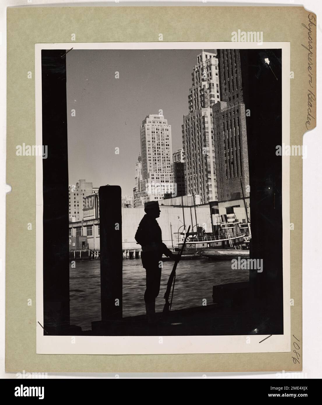 Die Küstenwache bleiben wachsam, egal ob sie unter den Wolkenkratzern in Großstadtgebieten oder an abgelegenen Meeresstränden stationiert sind. Ihre Hauptverantwortung ist es, sich vor feindlicher Spionage oder Sabotageoperationen zu schützen. Stockfoto