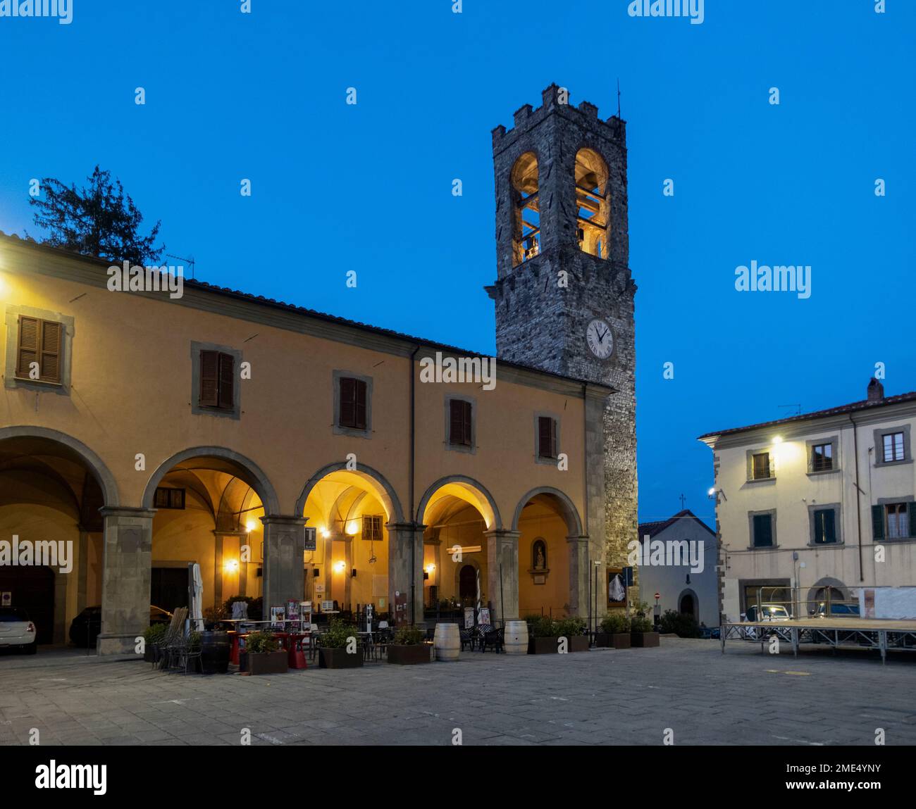 Historisches Wahrzeichen am Uhrenturm in der Stadt Bibbiena Stockfoto