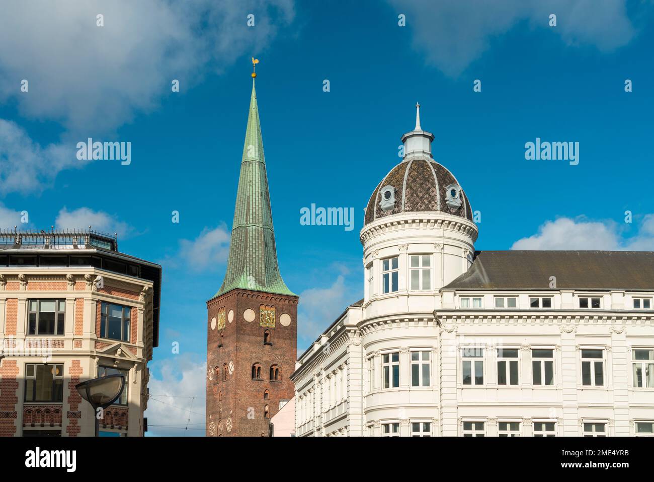 Dänemark, Aarhus, Dom des historischen Gebäudes in Vadestedet mit dem Turm der Aarhus Kathedrale im Hintergrund Stockfoto