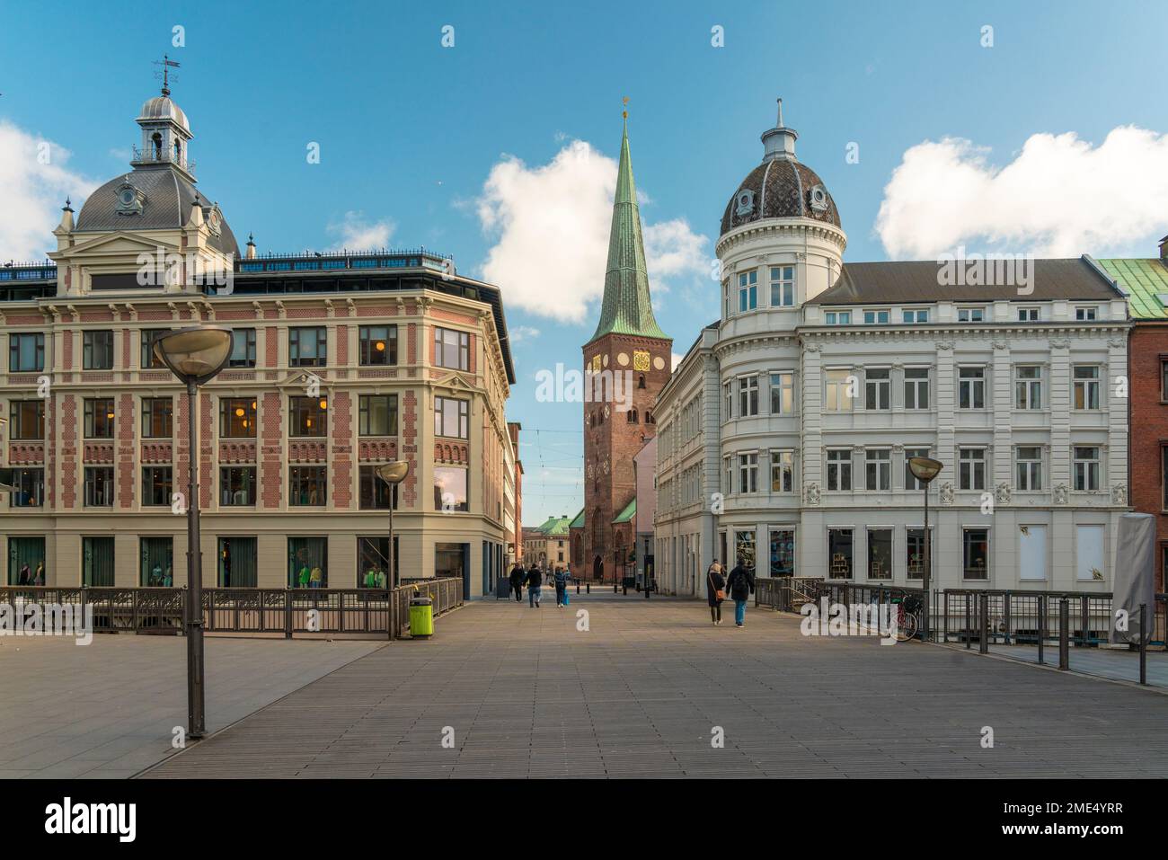 Dänemark, Aarhus, historische Gebäude in Vadestedet mit dem Turm der Aarhus-Kathedrale im Hintergrund Stockfoto