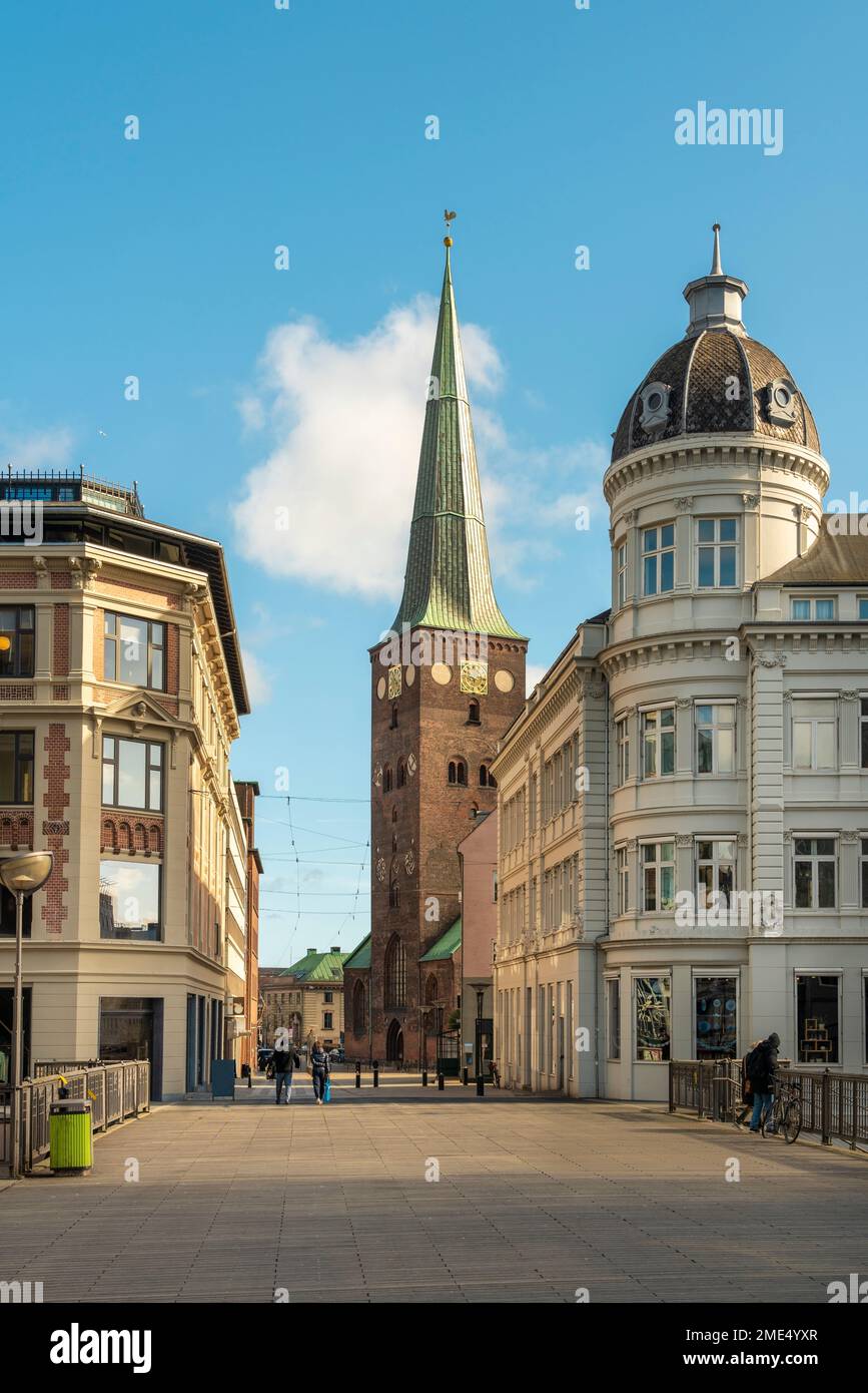 Dänemark, Aarhus, historische Gebäude in Vadestedet mit dem Turm der Aarhus-Kathedrale im Hintergrund Stockfoto