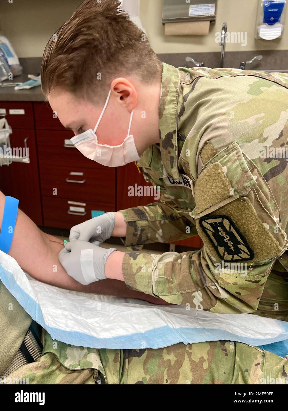 Emily Tyler, Kampfmedizinerin, die der 355. Area Medical Support Company zugeteilt wurde, verwaltet während der jährlichen Ausbildung ihrer Einheit im Joint Readiness Training Center und Fort Polk, Louisiana, eine Infusion in der Bayne-Jones Army Community Hospital Emergency Department. Stockfoto