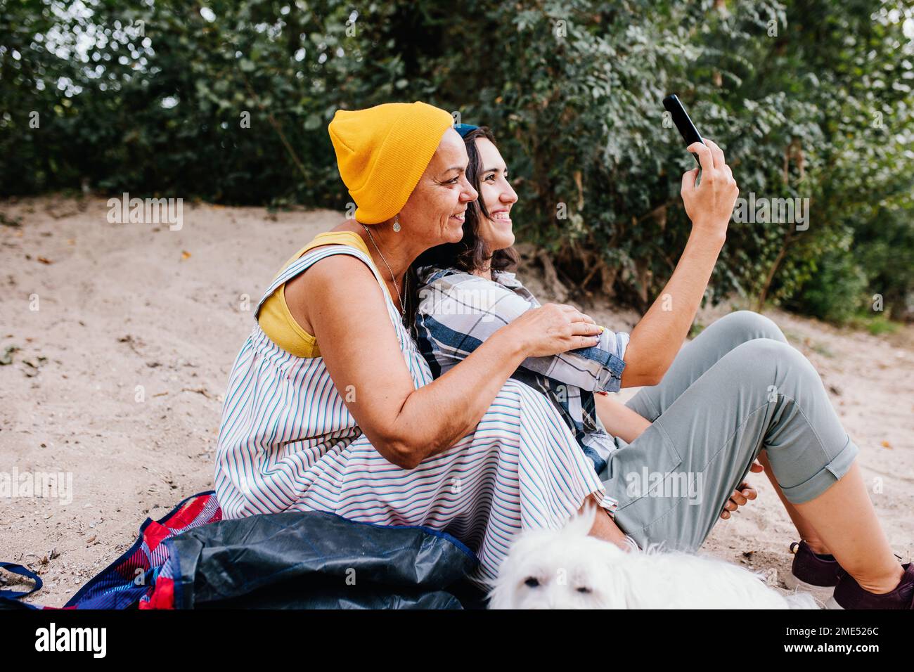 Glückliche Frauen machen Selfie über Smartphone im Park Stockfoto