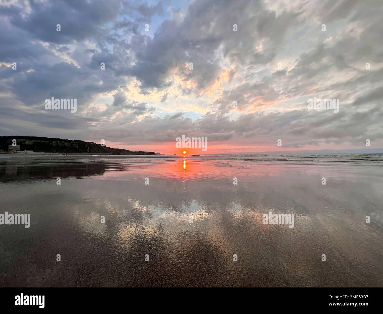 Ruhiger Strand bei Sonnenuntergang Stockfoto