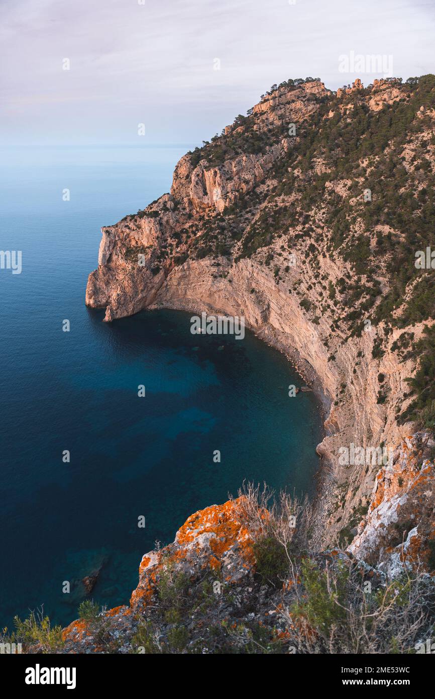 Spanien, Balearen, Blick von der Spitze der Küstenklippe Stockfoto