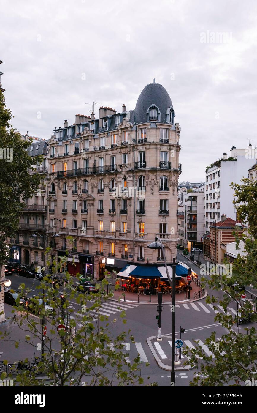 Frankreich, Ile-de-France, Paris, Zebra kreuzen vor dem Apartmenthaus Stockfoto