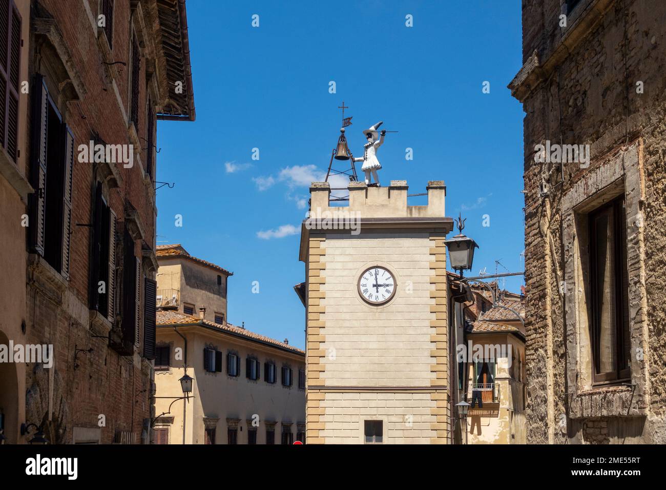 Italien, Toskana, Montepulciano, historischer Torre di Pulcinella Uhrenturm Stockfoto