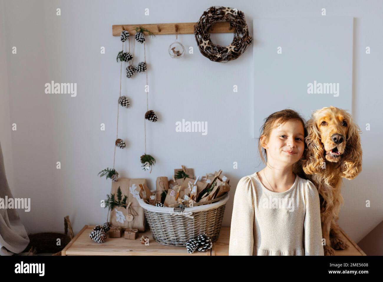 Lächelndes Mädchen mit Cockerspaniel-Hund zu Hause Stockfoto