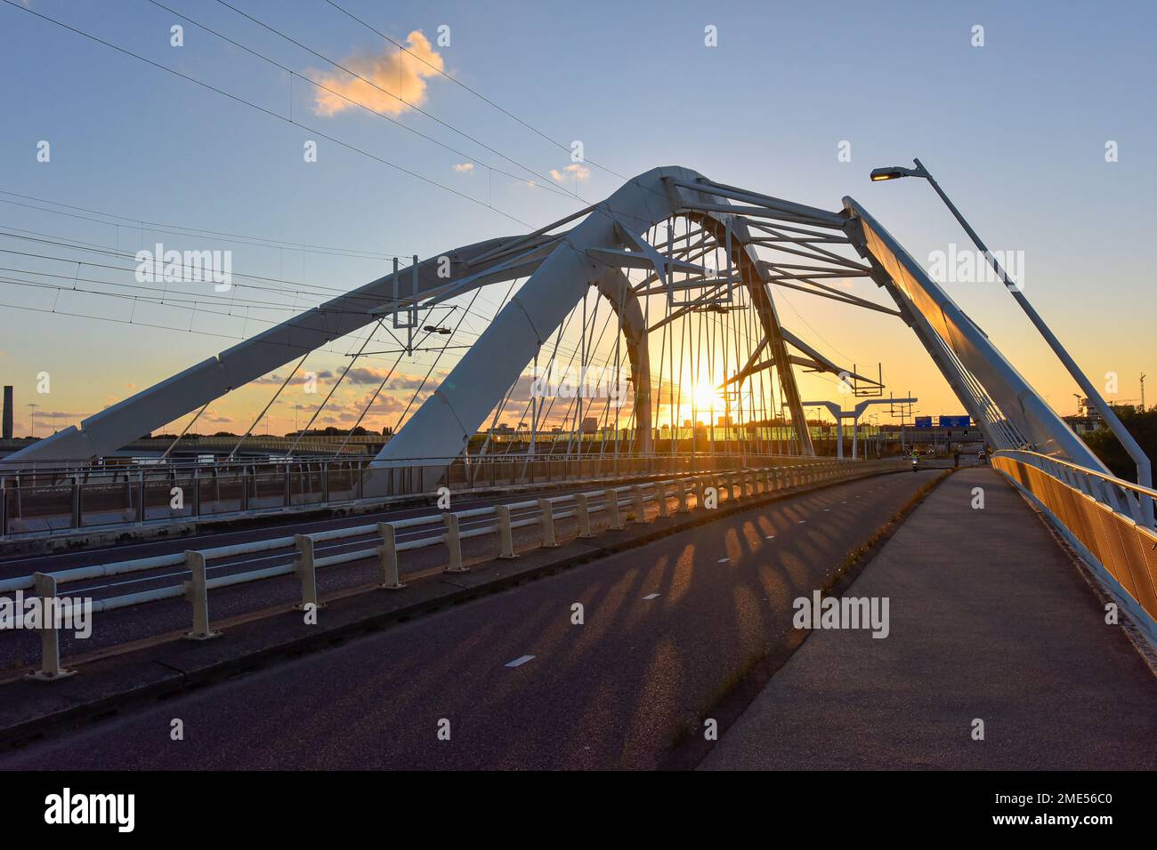 Niederlande, Nordholland, Amsterdam, Enneus Heerma Brücke bei Sonnenuntergang Stockfoto