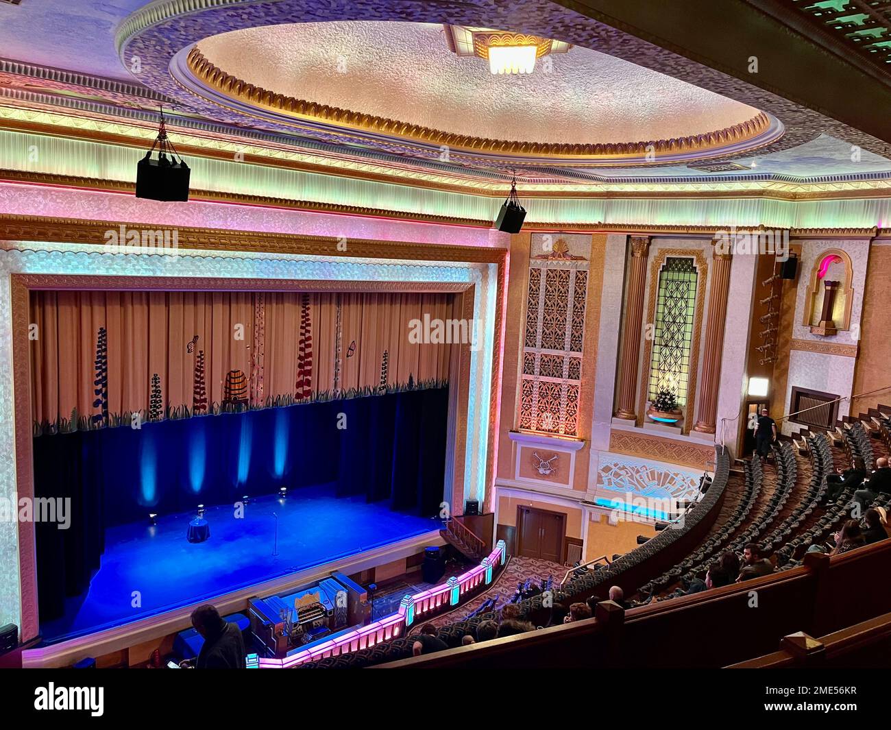 Stockport Plaza, 1932 erbaut. Art Deco restauriert und wieder geöffnet. Lokale Gruppe Blossoms spielte dort. General Manager TED DOAN. Stockport Reiseartikel für das Stadtzentrum. Stockport war einst die Heimat der UKS-Hutindustrie und hat ein Museum, das Hüten gewidmet ist.Picture Credit Garyroberts/worldwidefeatures.com Stockfoto