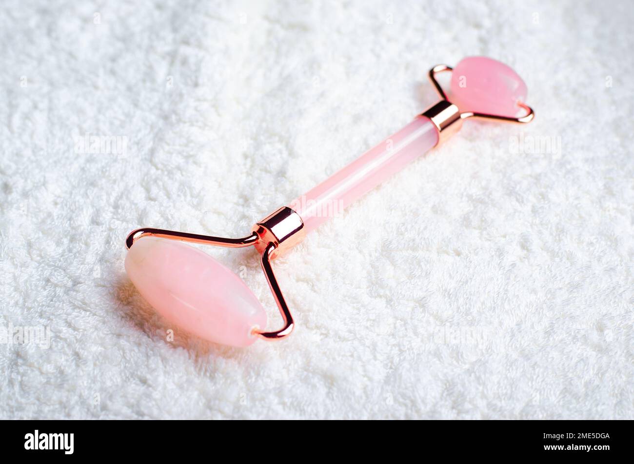 Rose Quartz Roller Facial Lifting Scraping Massage Behandlung Stockfoto