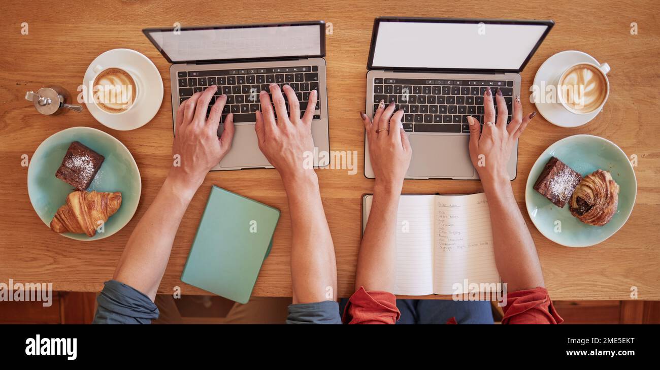 Café-Bar, Laptop und „Hände über der Planung“, Teamwork und Startup-Forschung mit Speisen, Cafés und Kundenservice. Tippen, Schreiben und kreative Leute Stockfoto