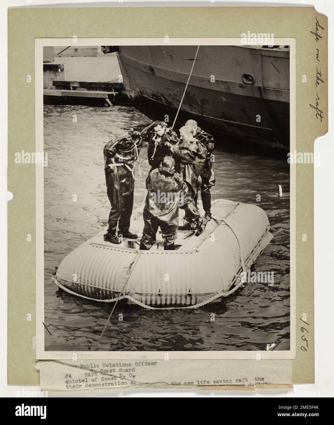 Eine Gruppe von Küstenwächtern demonstriert die Verwendung von Rettungsausrüstung der Merchant Marine und wirft wasserdichte Kleidung ab, nachdem sie an Bord eines neuen Rettungsfloßes für Rettungsübungen gegangen ist. Stockfoto Eine Gruppe von Küstenwächtern demonstriert die Verwendung von Rettungsausrüstung der Merchant Marine und wirft wasserdichte Kleidung ab, nachdem sie an Bord eines neuen Rettungsfloßes für Rettungsübungen gegangen ist. Stockfoto