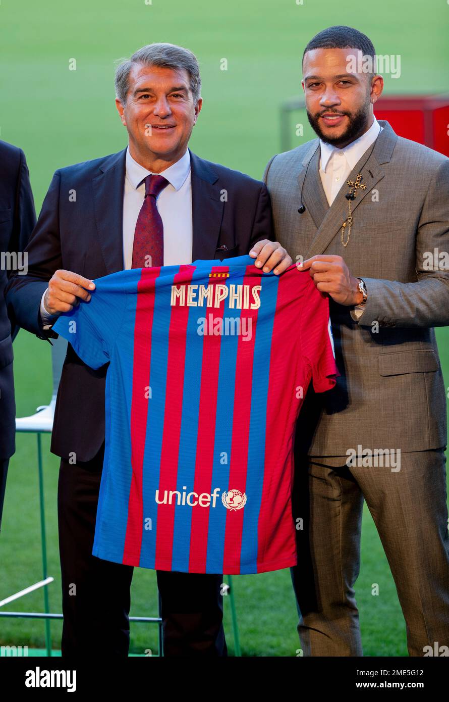 FC Barcelona president Joan Laporta, left, and Netherlands striker Memphis Depay poses for the media during his official presentation after signing for FC Barcelona in Barcelona, Spain, Thursday July 22, 2021. Depay previously played for PSV Eindhoven, Manchester United and Lyon. (AP Photo/Joan Monfort) Stockfoto