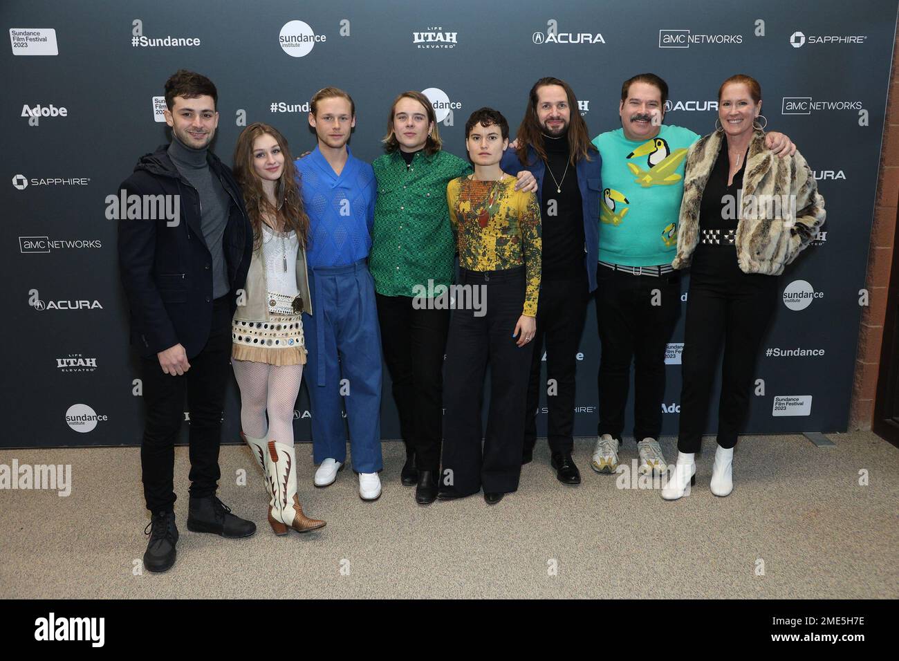 Park City, UT, USA. 23. Januar 2023. Stephen Scarpulla, Mimi Ryder, Cole Doman, Vuk Lungulov-Klotz, Lio Mehiel, Alexander Stegmaier, Joel Michaely, Jennifer Kuczaj bei Ankunft für MUTT Premiere beim Sundance Film Festival 2023, Eccles Theater, Park City, UT 23. Januar 2023. Kredit: JA/Everett Collection/Alamy Live News Stockfoto