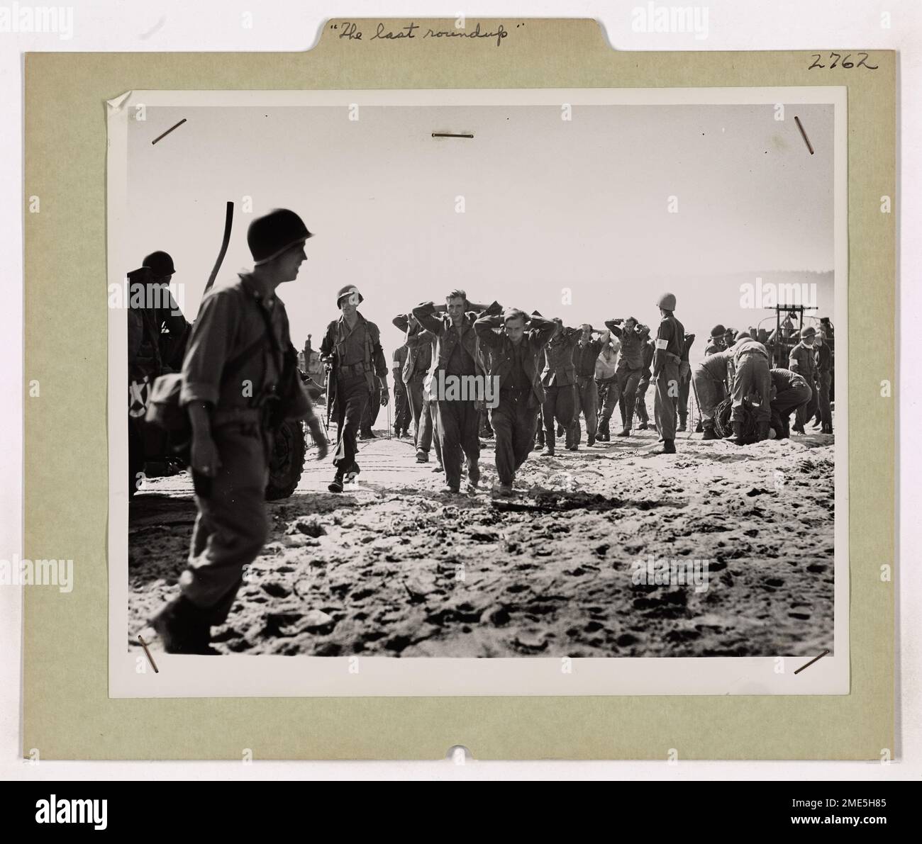 Gefangene Nazi-Soldaten werden an einem Strand in Südfrankreich nach der alliierten Invasion gezeigt. Das Bild zeigt die Folgen des Konflikts während des Zweiten Weltkriegs. Stockfoto