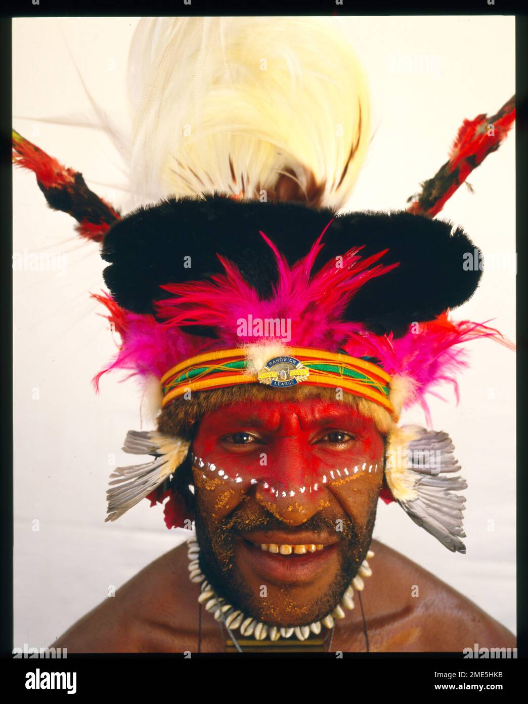 Frances Kot aus Mount Hagen Papua-Neuguinea trägt ein emailliertes Clubabzeichen in der Mitte seines Kopfes als Schmuck Stockfoto