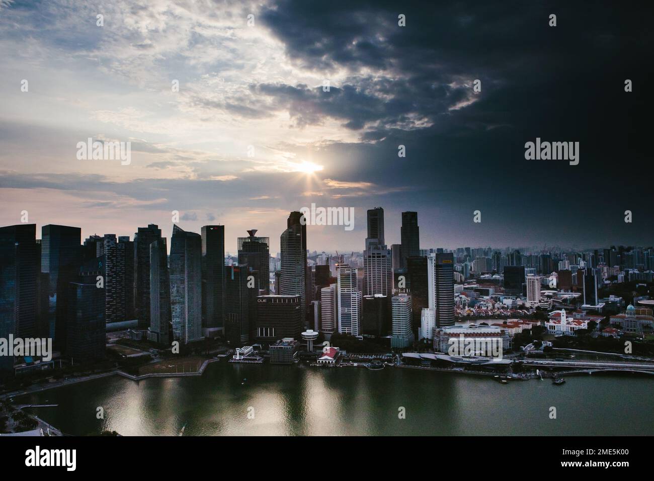 Stadtbild mit Sonnenuntergang und Wolken über Wolkenkratzern Stockfoto