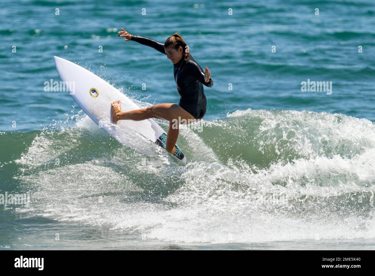 Brisa Hennessy, of Costa Rica, rides a wave during a surf training session at the 2020 Summer Olympics, Thursday, July 22, 2021, at Tsurigasaki beach in Ichinomiya, Japan. (AP Photo/Francisco Seco) Stockfoto