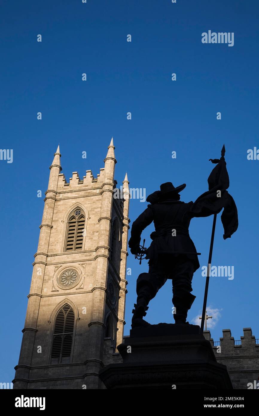 De Maisonneuve Monument gegenüber einer der Türme der Basilika Notre-Dame, Place d'Armes, Old Montreal, Quebec, Kanada. Stockfoto